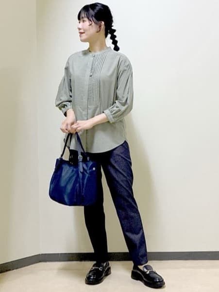  beni_gingerさんの「Reflect｜【程よいゆとり感／体型カバー】ピンタックデザインシャンブレーブラウス」を使ったコーディネート