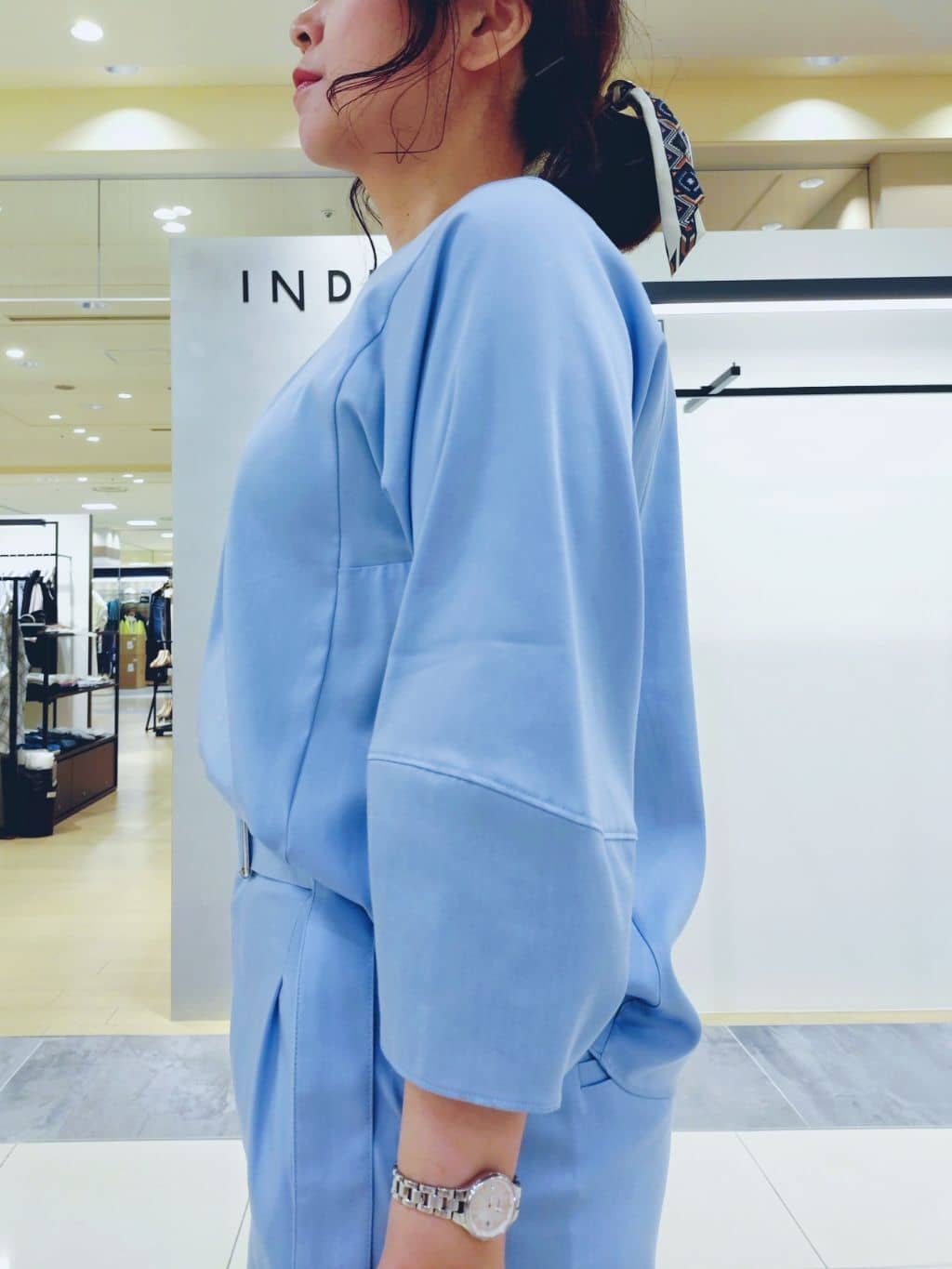 TOMOMIさんの「INDIVI｜【洗える／UVケア／SETUP可能】デニムライクテーパードパンツ」を使ったコーディネート
