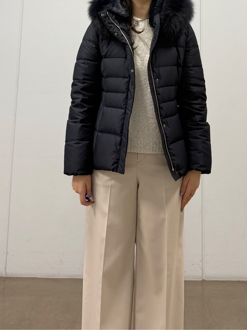 mizukiさんの「INDIVI｜【名品／撥水／抗菌防臭】ショート丈リサイクルダウンコート」を使ったコーディネート