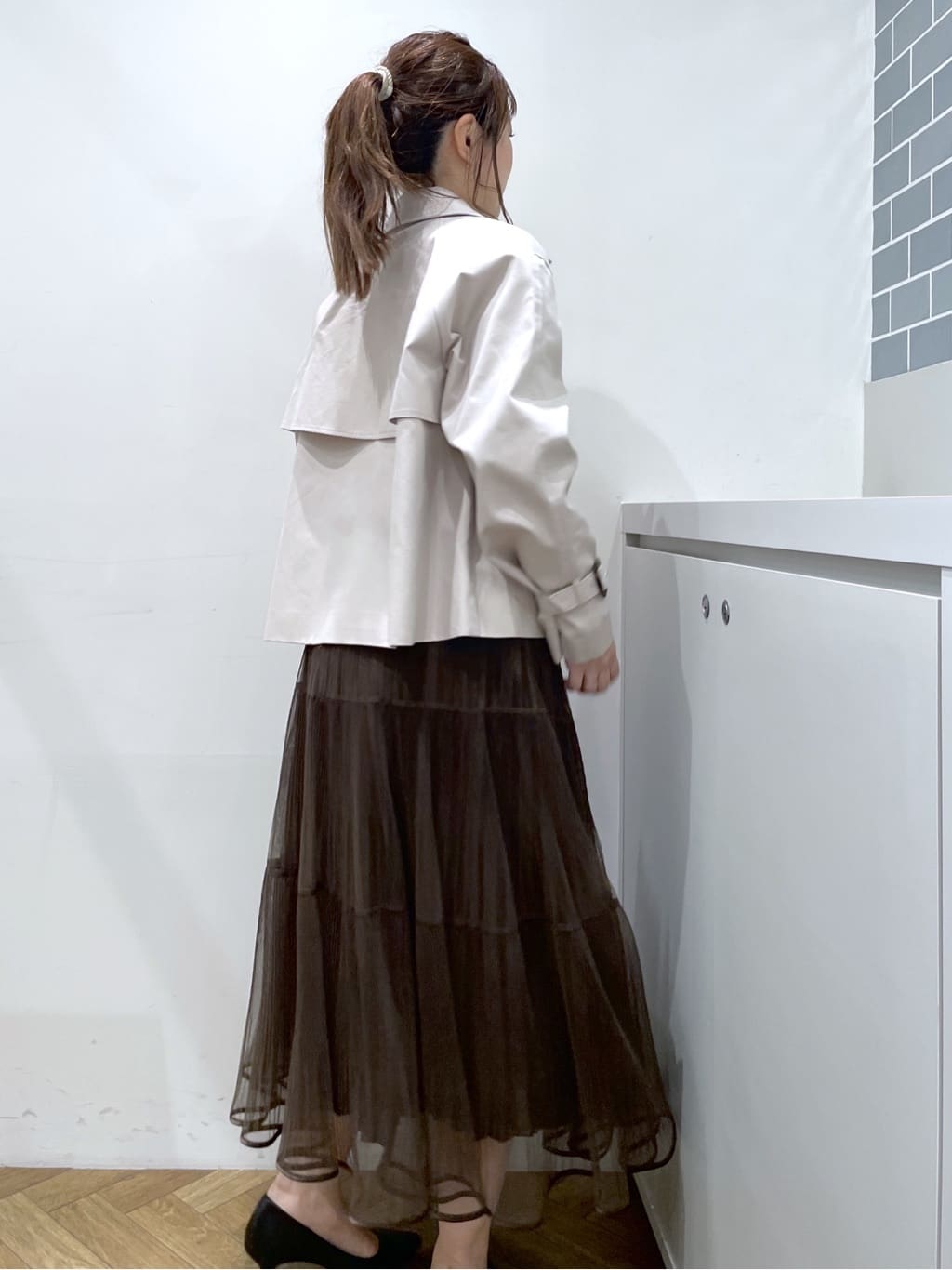 Junさんの「index｜キャンディスリーブショートトレンチコート【洗濯機OK／撥水／防花粉】《5col》」を使ったコーディネート