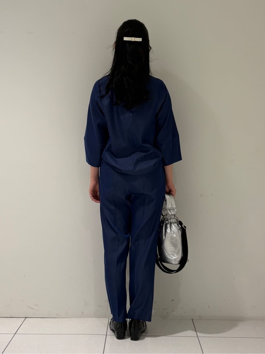 momokoさんの「INDIVI｜【洗える／UVケア／SETUP可能】デニムライク ランタン袖ブラウス」を使ったコーディネート