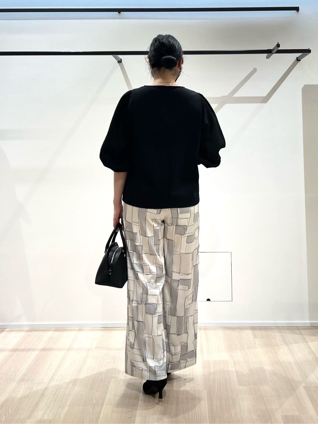 TOMOMIさんの「UNTITLED｜ブロッキングプリントパンツ」を使ったコーディネート