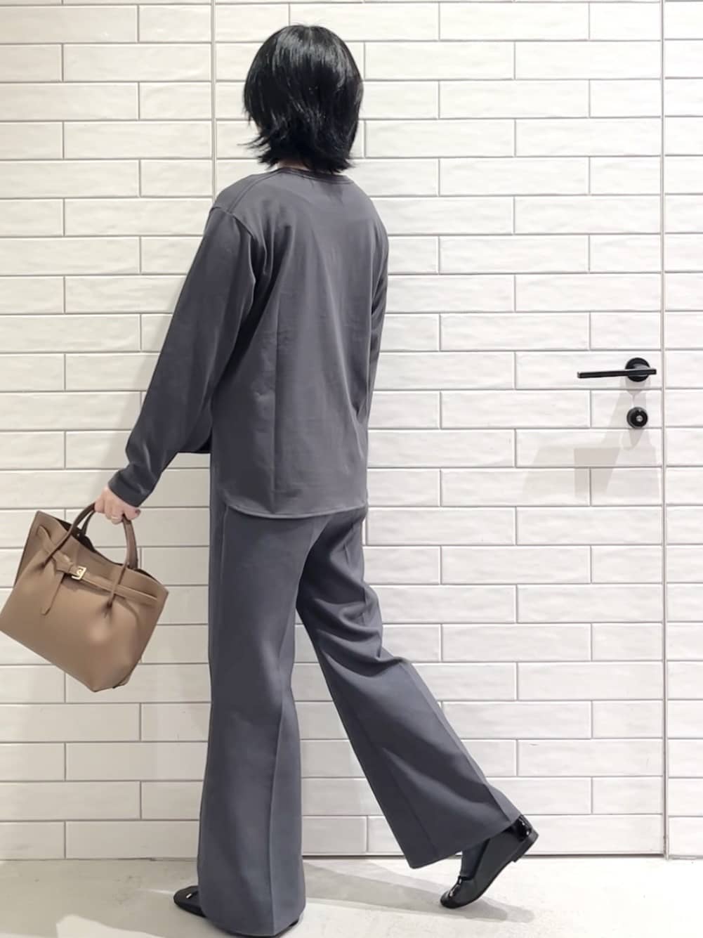 しおりさんの「OPAQUE.CLIP｜ロゴプリントロングTシャツ【洗濯機OK】」を使ったコーディネート