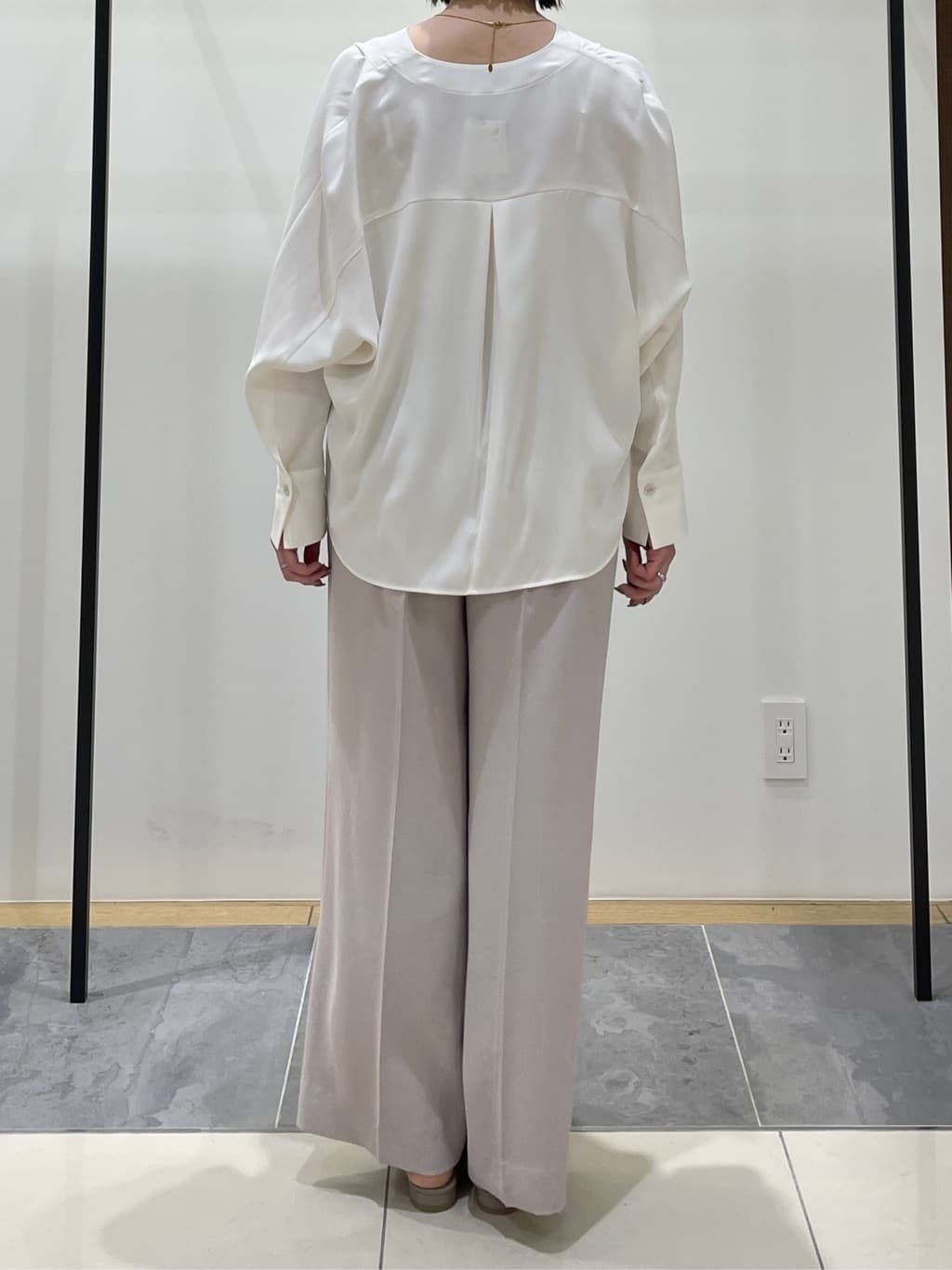 shihoさんの「INDIVI｜【洗える／UVケア／マットサテン】Vネックドルマンスリーブブラウス」を使ったコーディネート