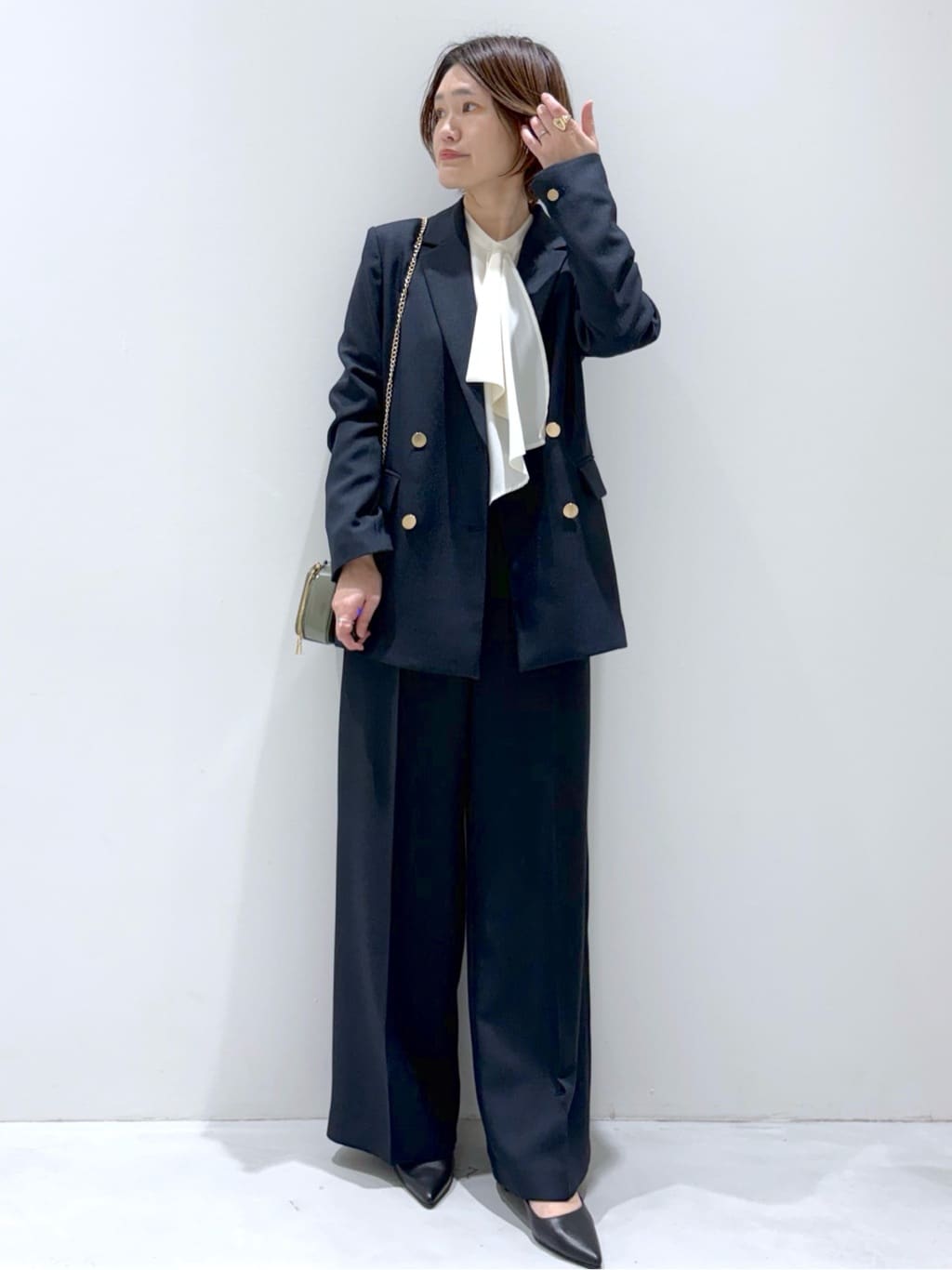 こじさんの「OPAQUE.CLIP｜金ボタンダブルブレストテーラードジャケット／セットアップ対応【洗える】」を使ったコーディネート