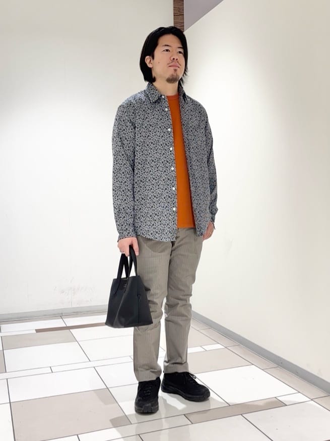 及川さんの「TAKEO KIKUCHI｜播州 ドビーストライプ フラワーシャツ」を使ったコーディネート