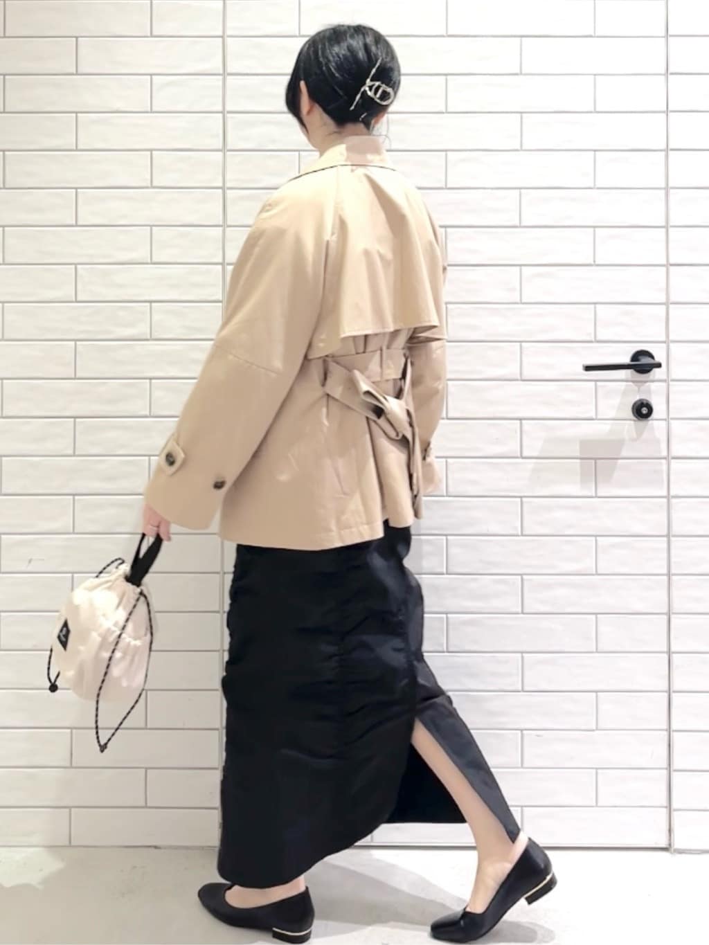 しおりさんの「OPAQUE.CLIP｜ミドルトレンチコート【洗濯機OK】」を使ったコーディネート