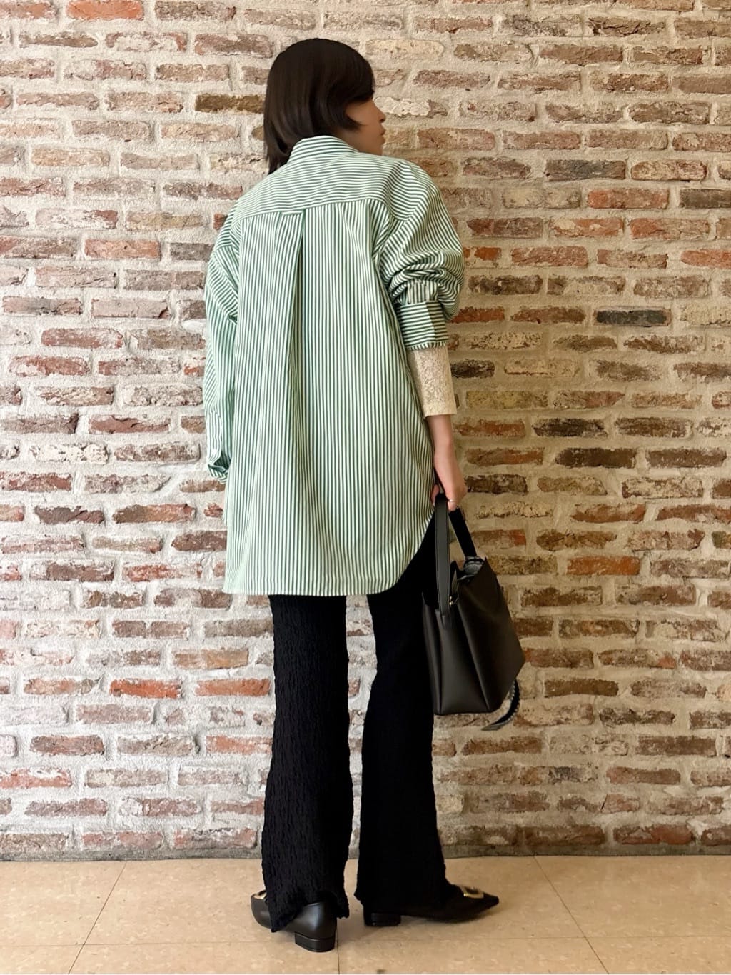 しばさんの「THE SHOP TK｜ゆったりシルエットで体型カバー ロングシャツ」を使ったコーディネート