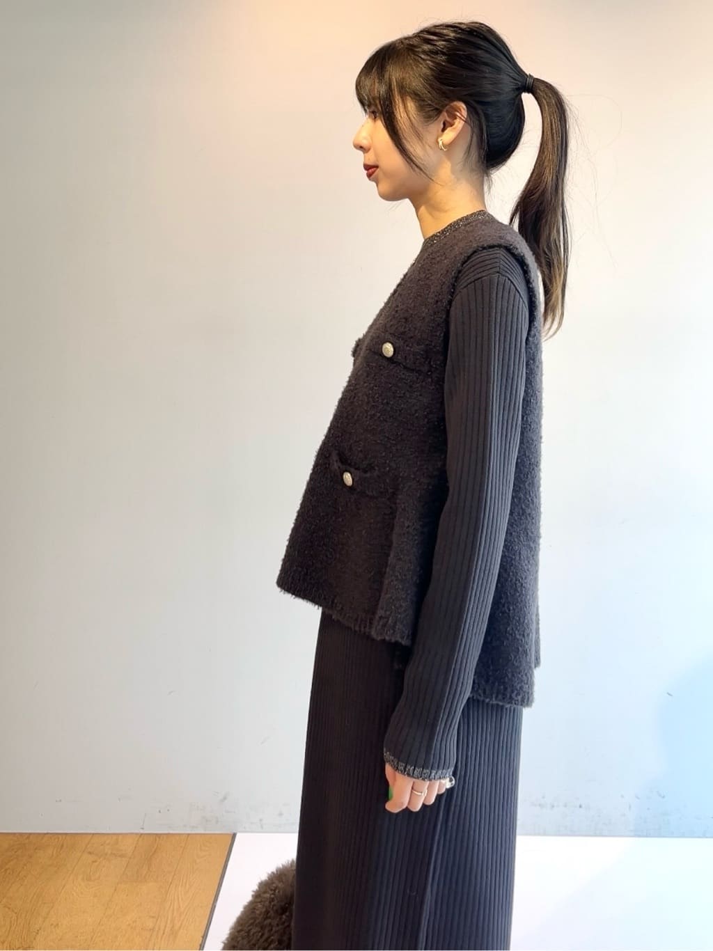 cotaniさんの「grove｜【2点SET/体型カバー】一枚で決まる、ペプラムベスト&times;ニットワンピース」を使ったコーディネート