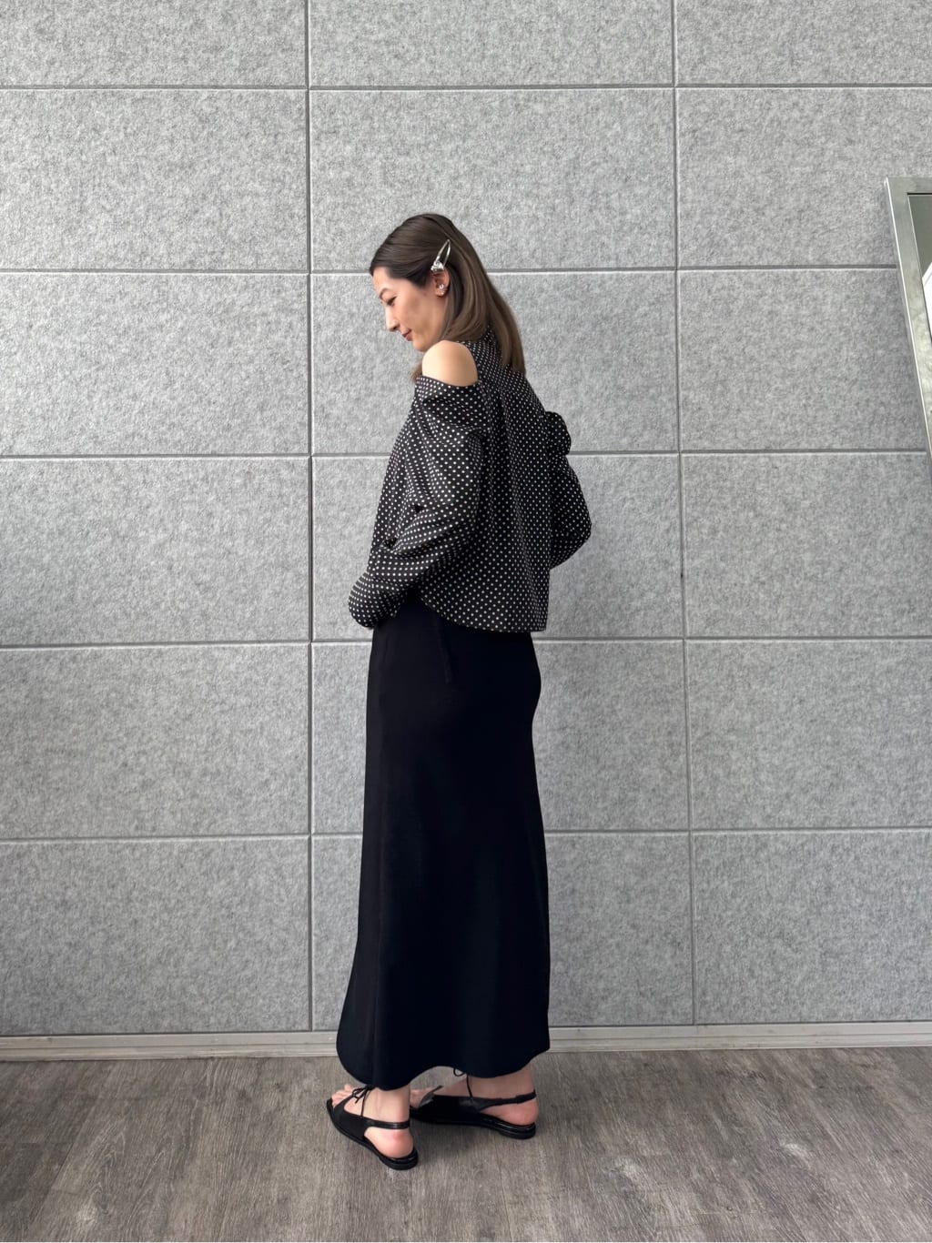 uchi__yamaさんの「CODE A｜dots open shoulder shirts」を使ったコーディネート