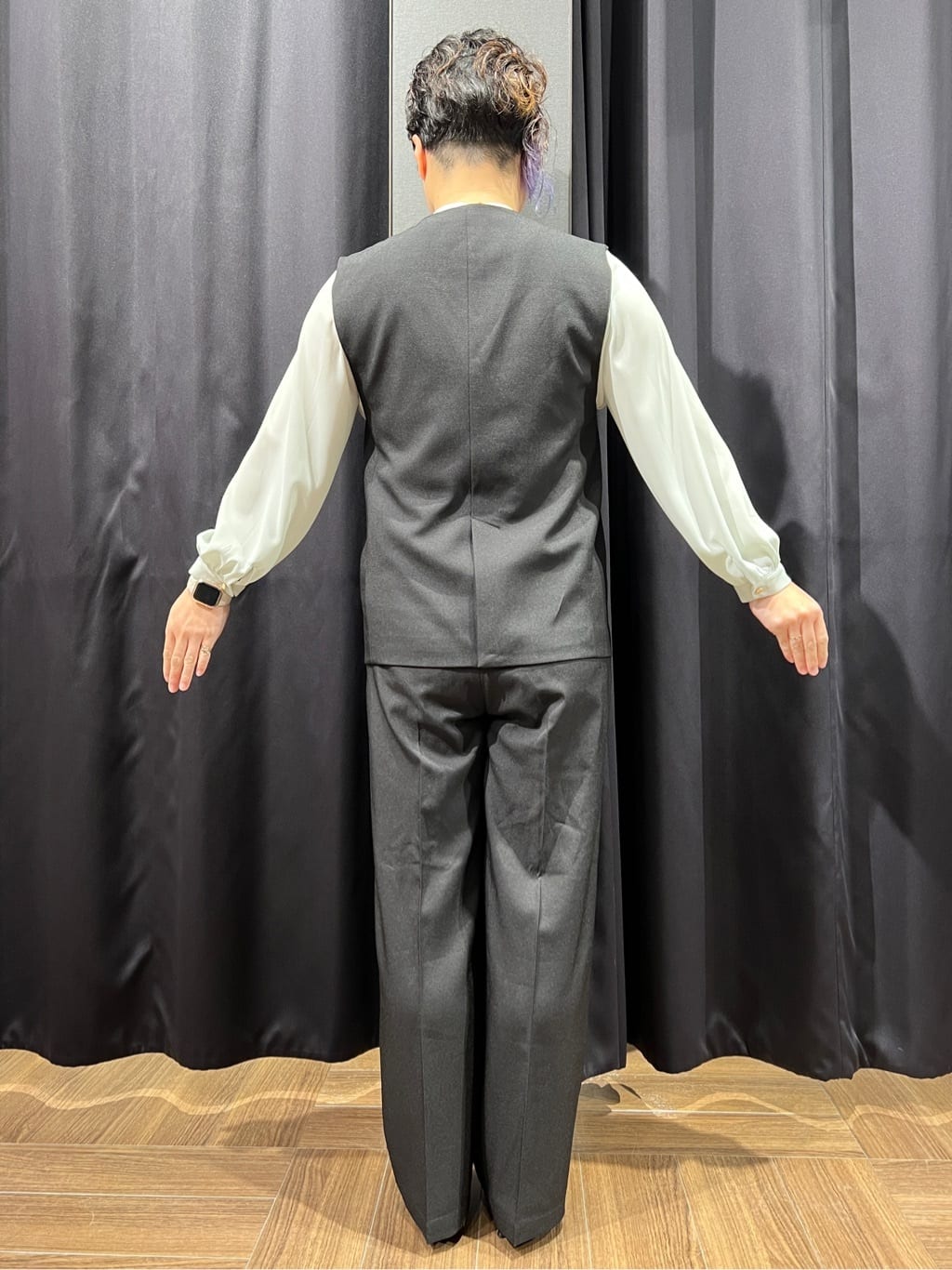 OKMKさんの「THE SHOP TK｜【通勤にもカジュアルにも】CAVIAN ジレ/セットアップ可」を使ったコーディネート