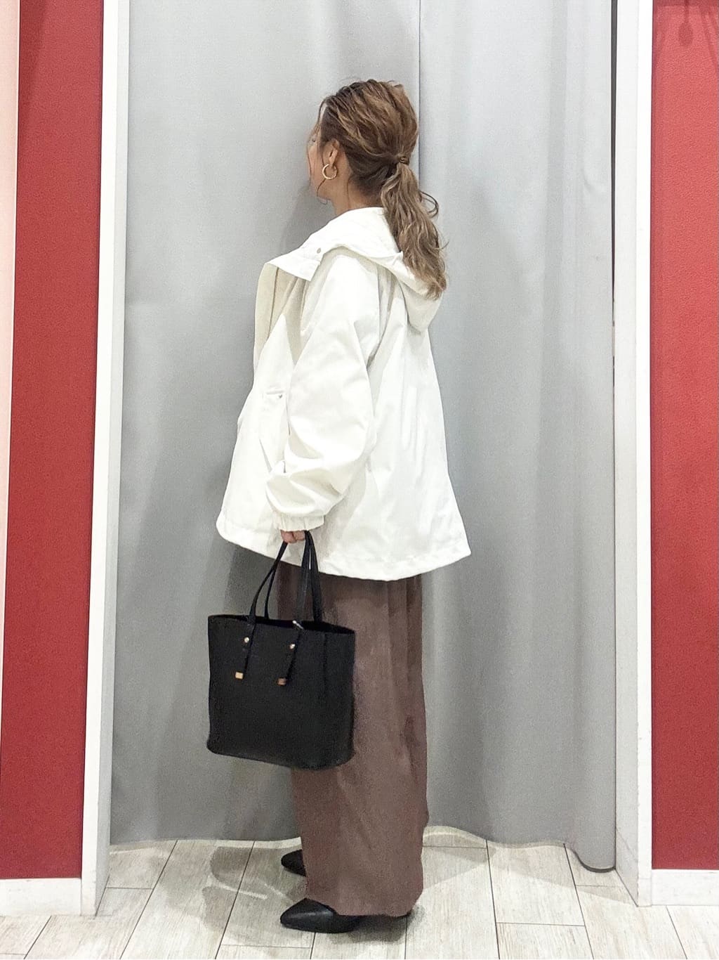 shioさんの「SHOO･LA･RUE｜【体型カバー/2点セット】ポンチョ風 スエードライクトップス+ロンT」を使ったコーディネート