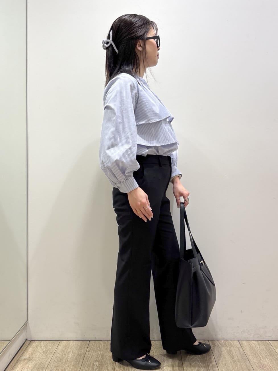 mameさんの「index｜フリルキーネックシャツ【洗濯機OK／イージーアイロン／防シワ】《XS～LL／7col》」を使ったコーディネート