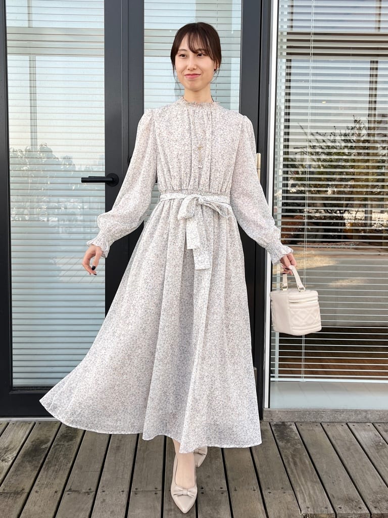 はばさんの「Couture brooch｜【洗える・着映え】楊柳小花シャーリングワンピース」を使ったコーディネート