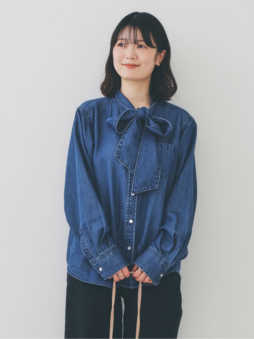haruさんの「OPAQUE.CLIP｜セルロース混デニムボウタイブラウス【洗濯機OK】」を使ったコーディネート