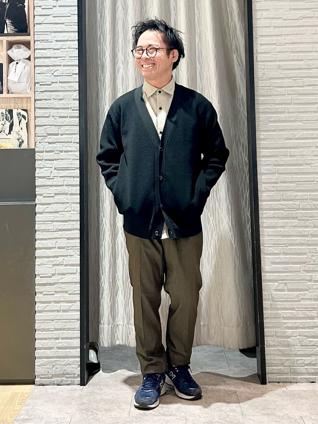 KENJI Iさんの「THE SHOP TK｜【季節の変わり目に最適】ニットカーディガン ドライタッチ／軽量」を使ったコーディネート