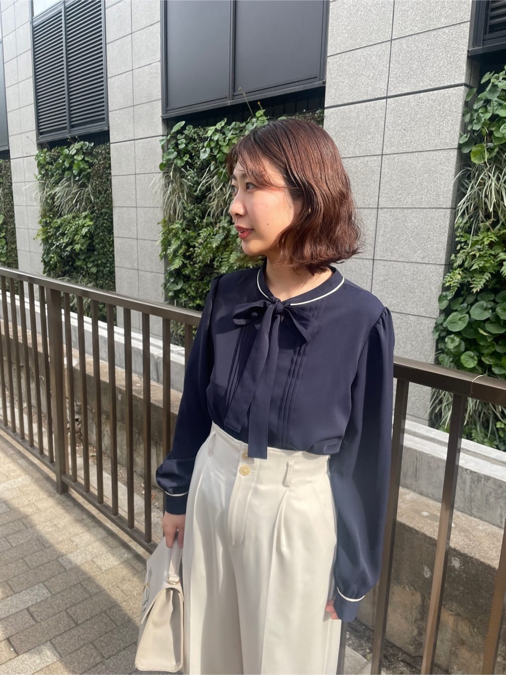 abeさんの「Couture brooch｜【ハレの日・通勤】配色タックタイブラウス」を使ったコーディネート