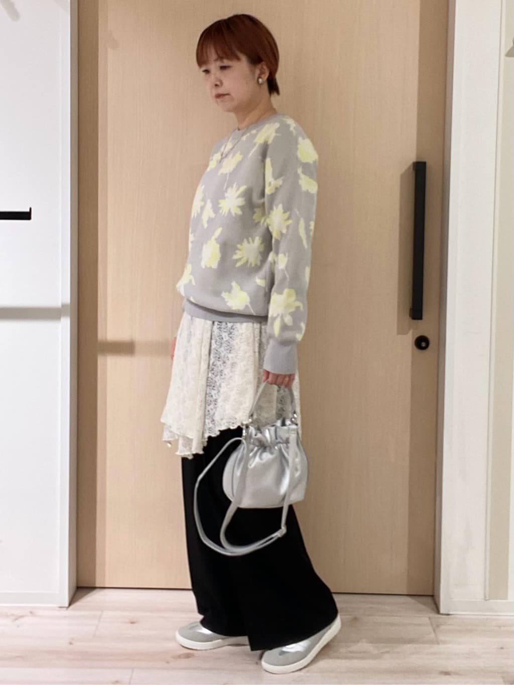 ひらしーさんの「SHOO･LA･RUE｜【洗濯機可/S-LL】ゆるシルエット 甘すぎない　大人の花柄もちもちニット」を使ったコーディネート