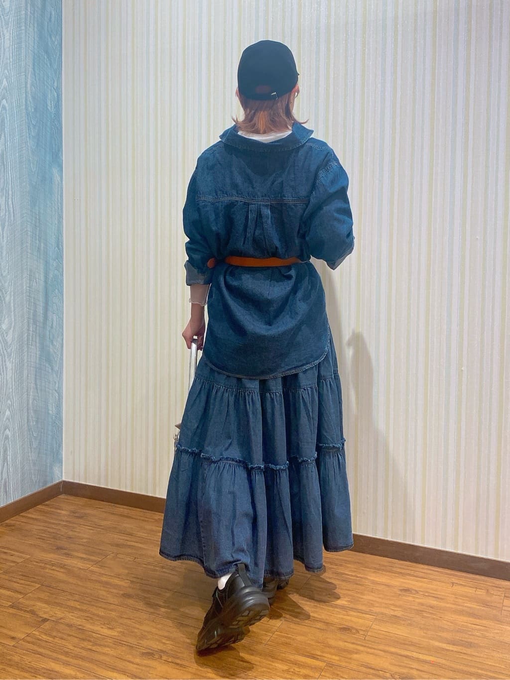 ayaさんの「SHOO･LA･RUE｜【ライトオンスデニム/S-LL】女性らしさをプラスする ティアードデニムロングスカート」を使ったコーディネート