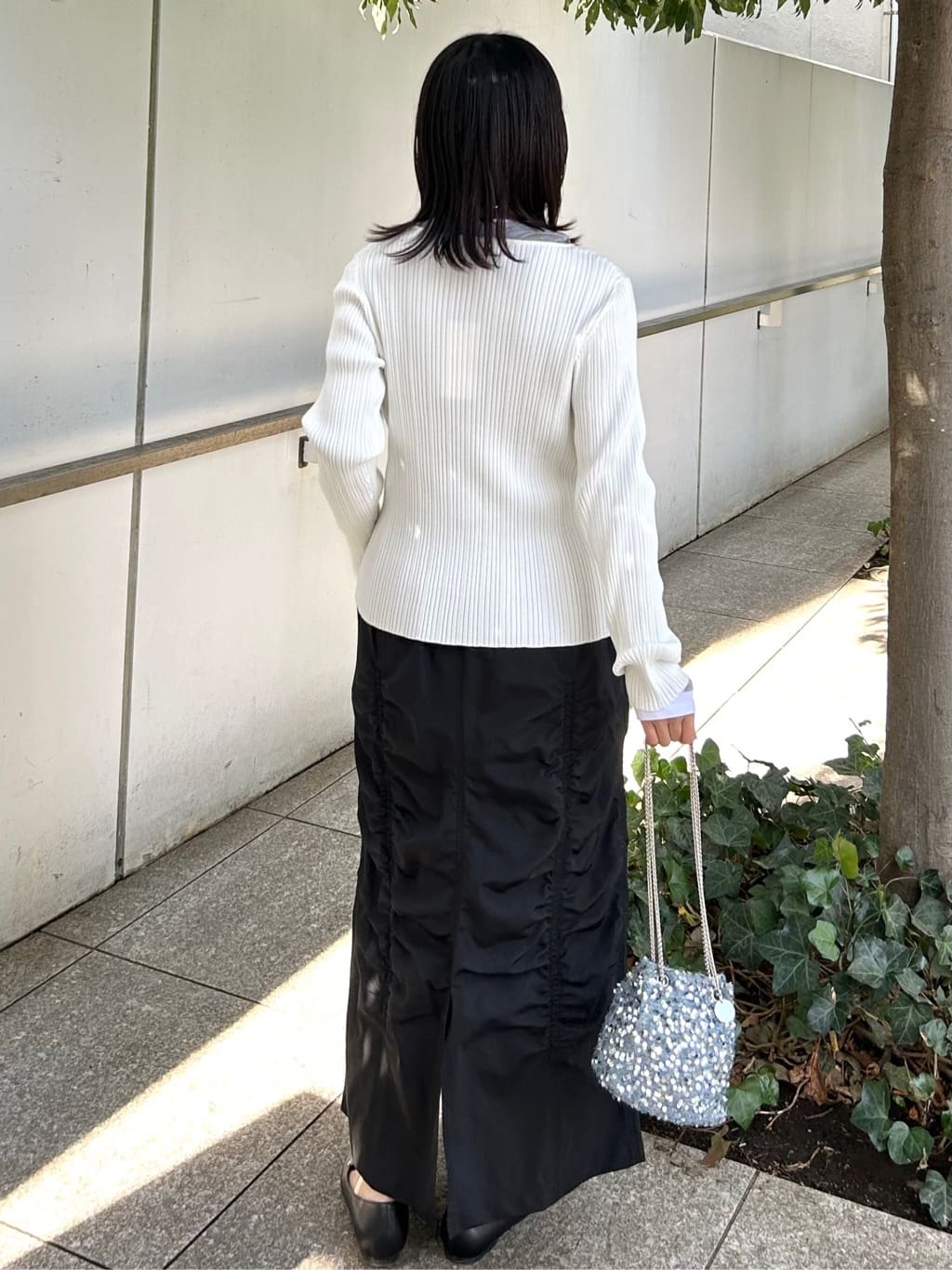 RINAさんの「OPAQUE.CLIP｜シルバー多ボタン ランダムリブニットカーディガン【洗濯機OK】」を使ったコーディネート