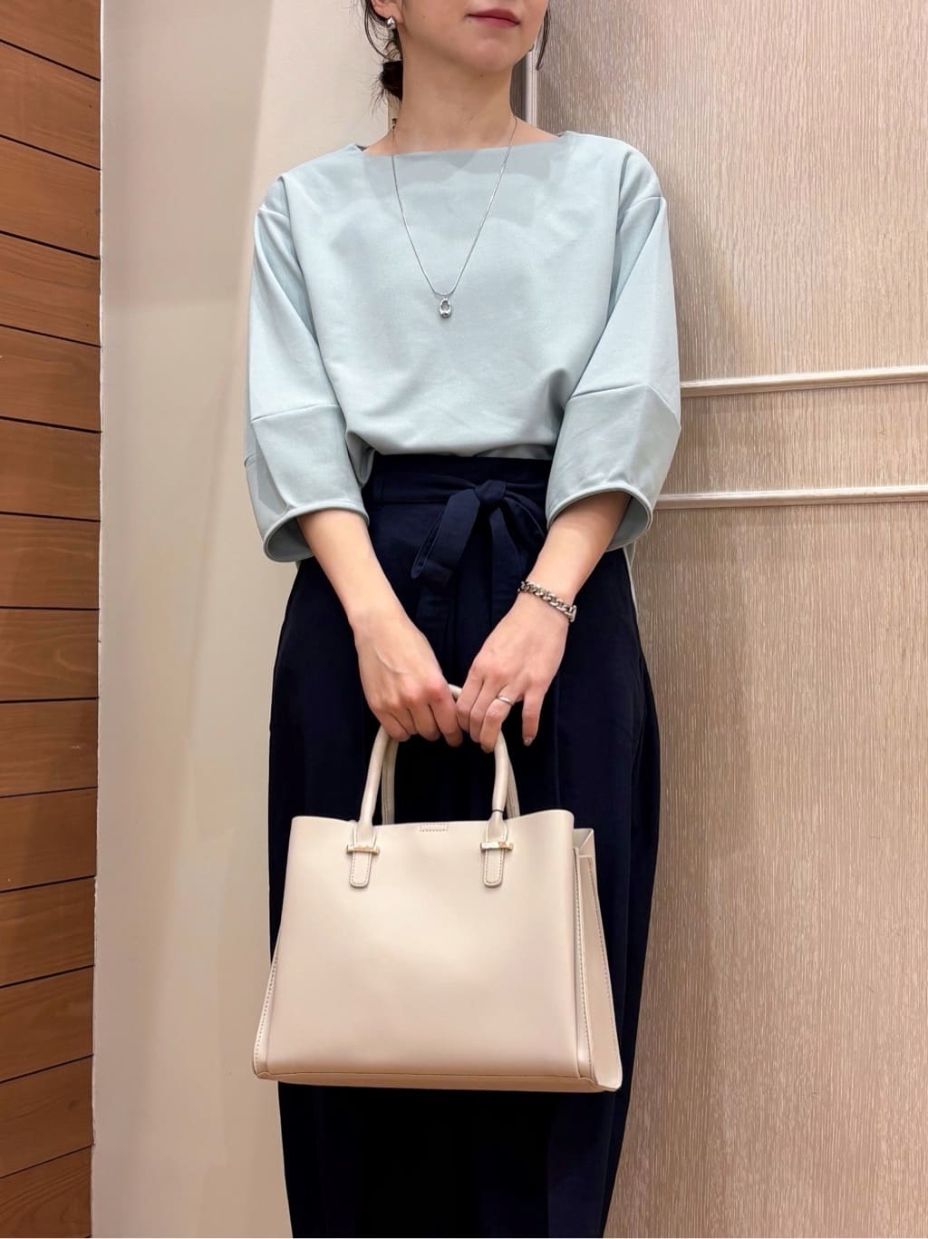 なみさんの「SHOO･LA･RUE｜【S-LL/撥水】通勤やお出かけにも活躍 ミドルトレンチコート」を使ったコーディネート