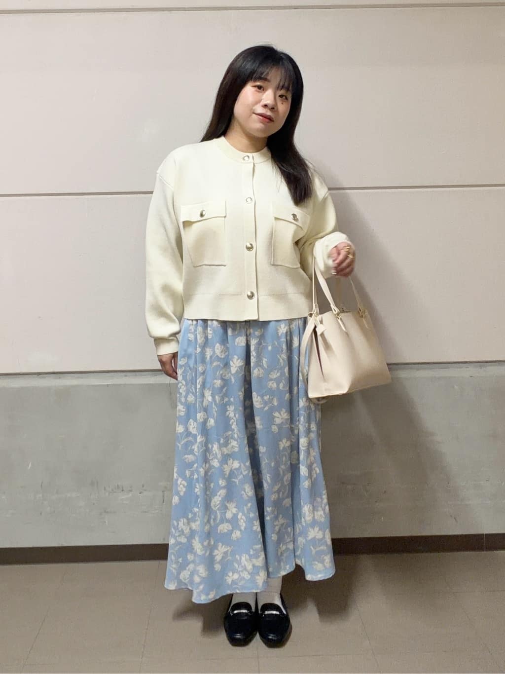 まちゃんなちゃんさんの「SHOO･LA･RUE｜【洗濯機可/S-LL】1枚でも羽織りでも 華やか上品カーデ」を使ったコーディネート