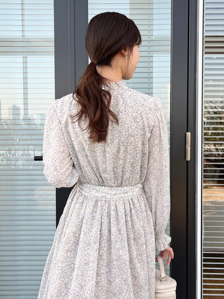 はばさんの「Couture brooch｜【洗える・着映え】楊柳小花シャーリングワンピース」を使ったコーディネート