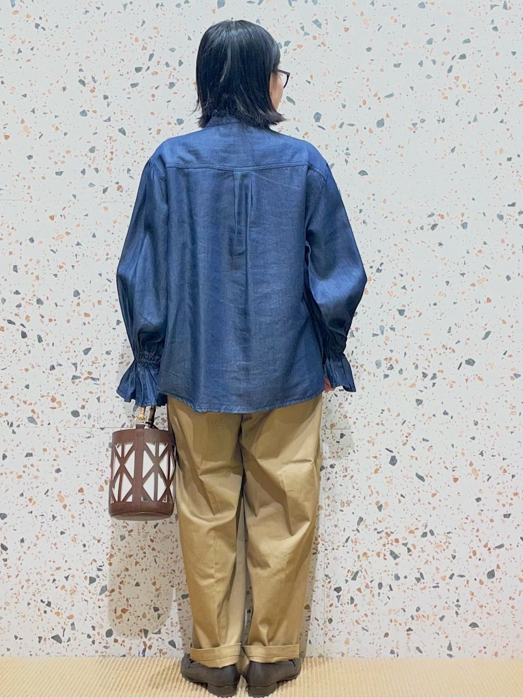 シゲリさんの「OPAQUE.CLIP｜セルロース混デニムフリルブラウス【洗濯機OK】」を使ったコーディネート