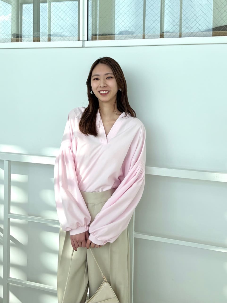 めぐさんの「OPAQUE.CLIP｜スキッパーボリュームスリーブブラウス【洗濯機OK】」を使ったコーディネート