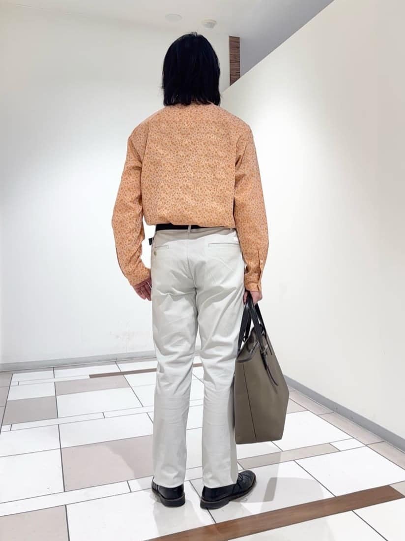 及川さんの「TAKEO KIKUCHI｜播州 ドビーストライプ フラワーシャツ」を使ったコーディネート