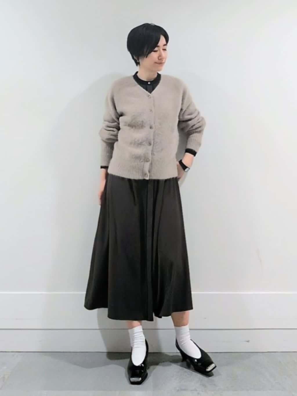 ミズタさんの「UNTITLED｜【ふわふわニット/前後2WAY】フォックスカシミヤカーディガン」を使ったコーディネート