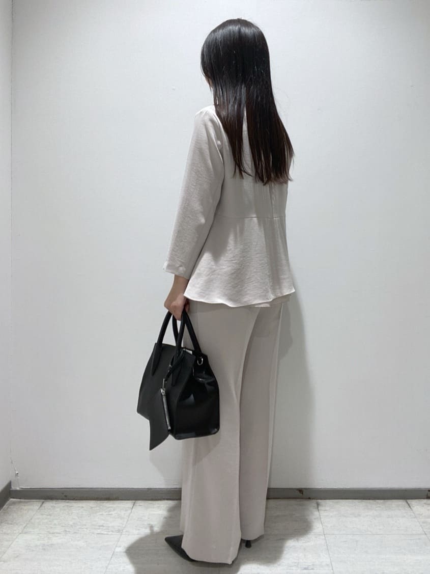 meiさんの「INDIVI｜【洗える／UVケア／SETUP可】着る日傘ペプラムブラウス」を使ったコーディネート