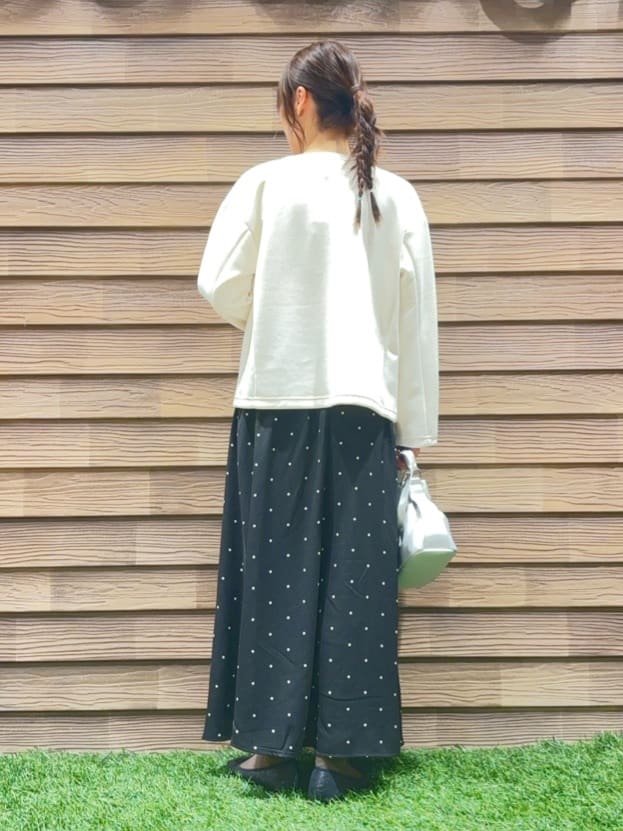 himiさんの「SHOO･LA･RUE｜【UV/抗菌防臭/洗濯機可】小さめロゴの大人スムースロンT」を使ったコーディネート