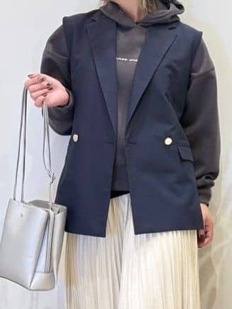 misakiさんの「SHOO･LA･RUE｜【セットアップ可/S-LL/なめらかタッチ】選べる3柄 ロゴ入りプルパーカ」を使ったコーディネート