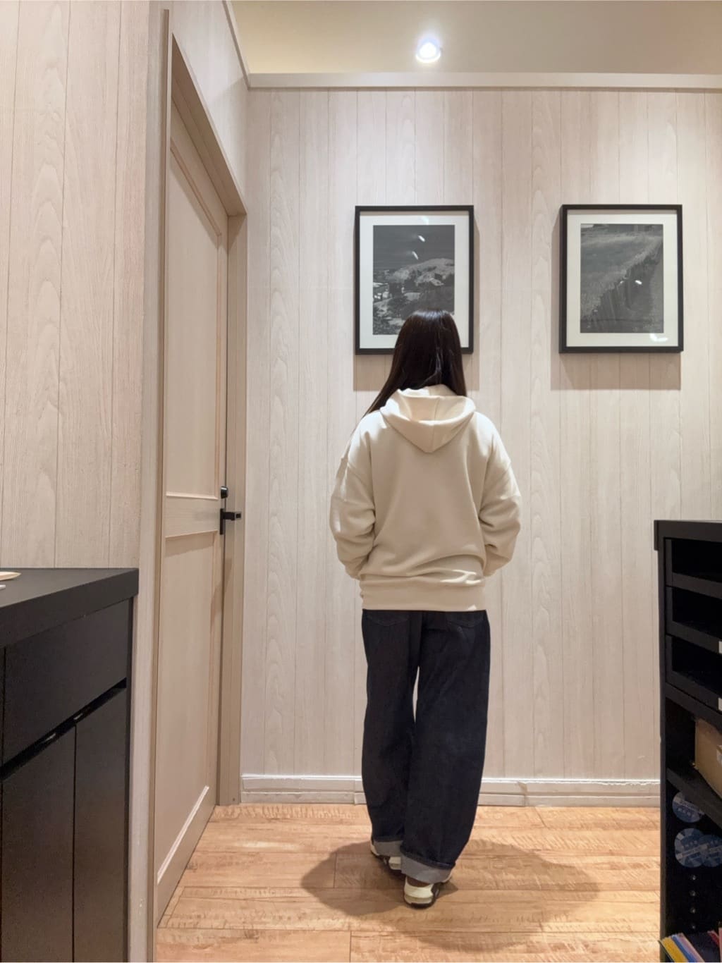 COSさんの「SHOO･LA･RUE｜【SHOO・LA・RUE DENIM/高レビュー】ゆるっと決まる こなれカーブデニムパンツ」を使ったコーディネート