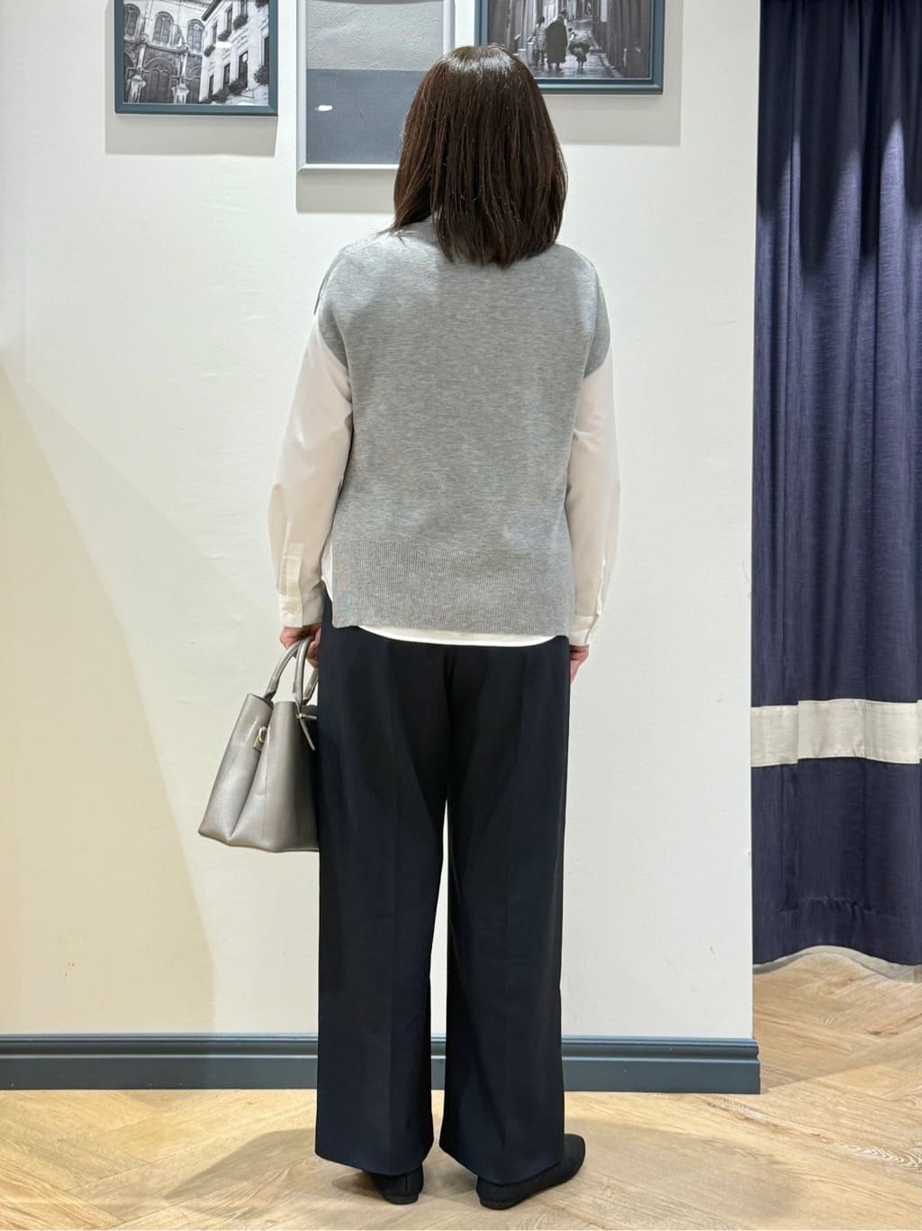 Lilyさんの「grove｜【2点SET】一枚でコーデが決まる！ニットベスト&times;シャツSET」を使ったコーディネート