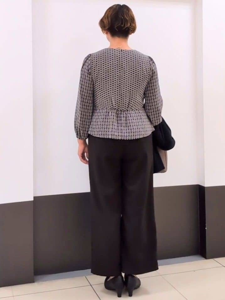 じゅりさんの「Reflect｜【きちんと見え／セットアップ可／通勤におすすめ◎】ペプラムプリントブラウス」を使ったコーディネート