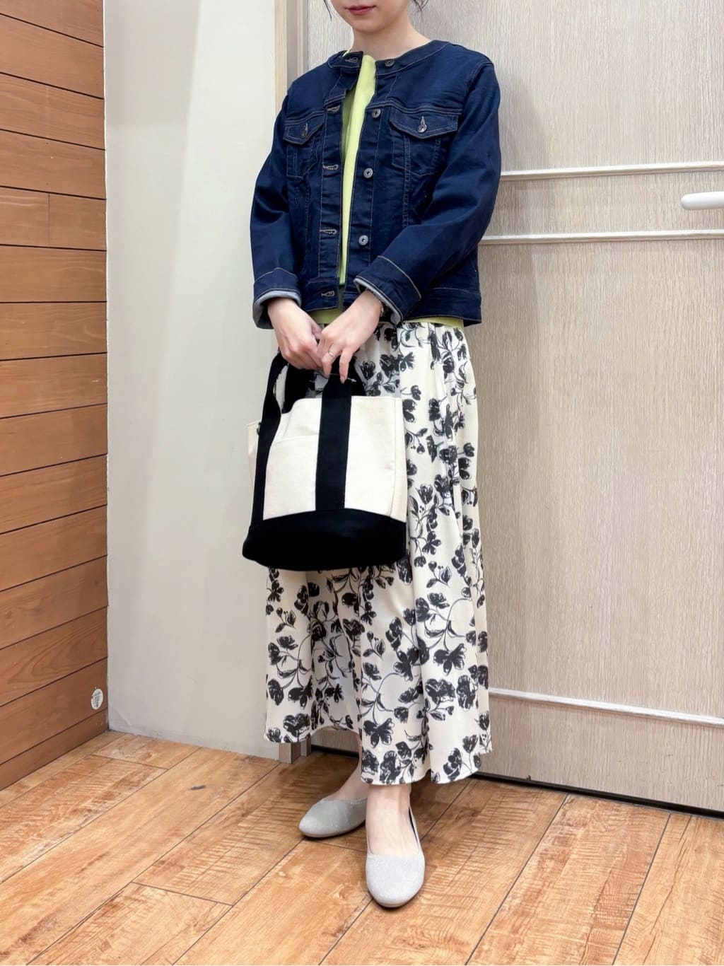 なみさんの「SHOO･LA･RUE｜【SHOO・LA・RUE DENIM/S-LL/高レビュー】大人のための ノーカラーデニムジャケット」を使ったコーディネート