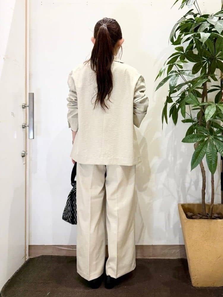 AYUMIさんの「SHOO･LA･RUE｜【S-LL/セットアップ可/イージーケア/UV】オンにもオフにも 軽やかシングルジャケット」を使ったコーディネート