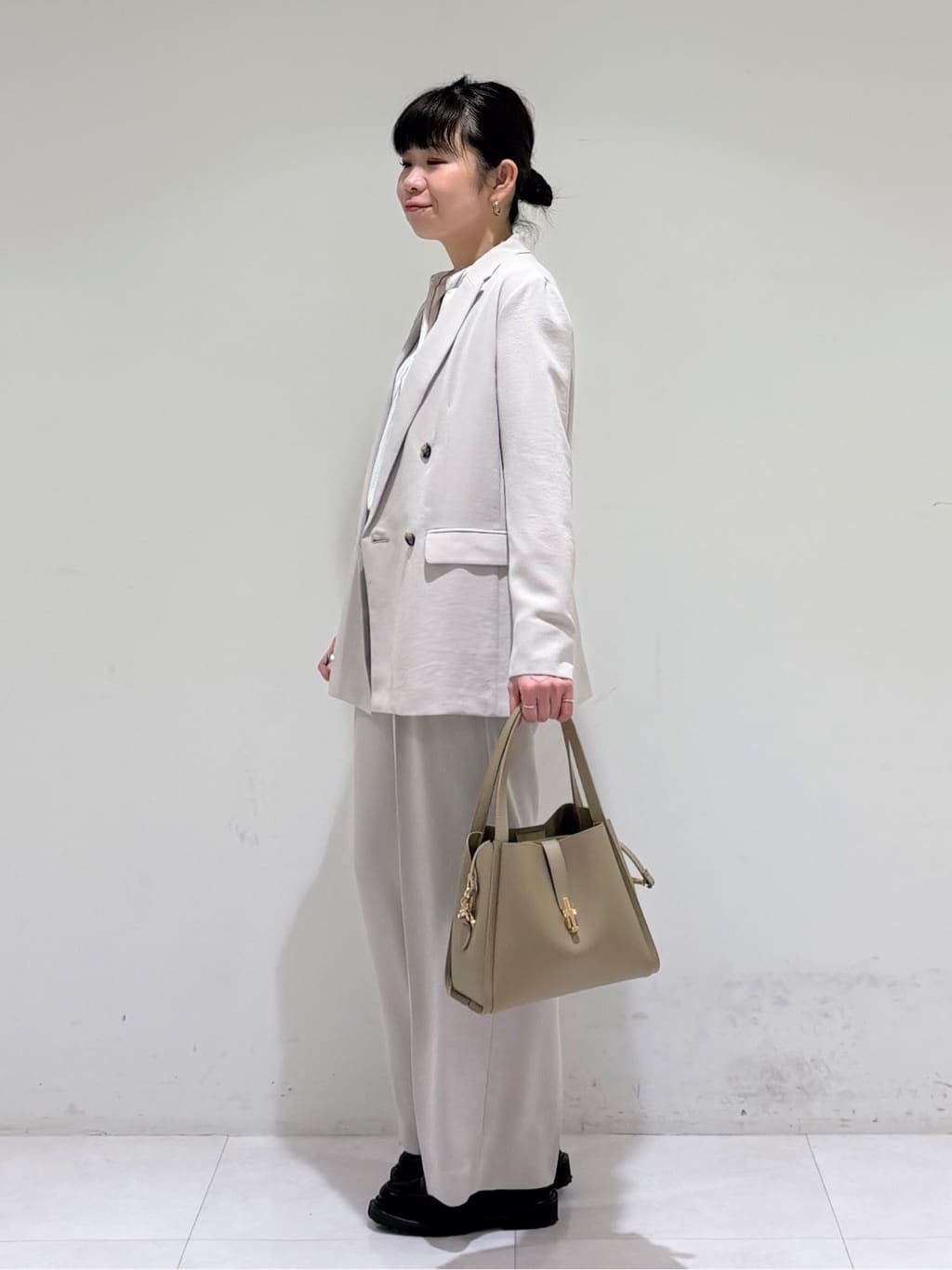 tsuyuさんの「INDIVI｜【合皮／ミドルサイズ】春カラーフォルムバッグ」を使ったコーディネート