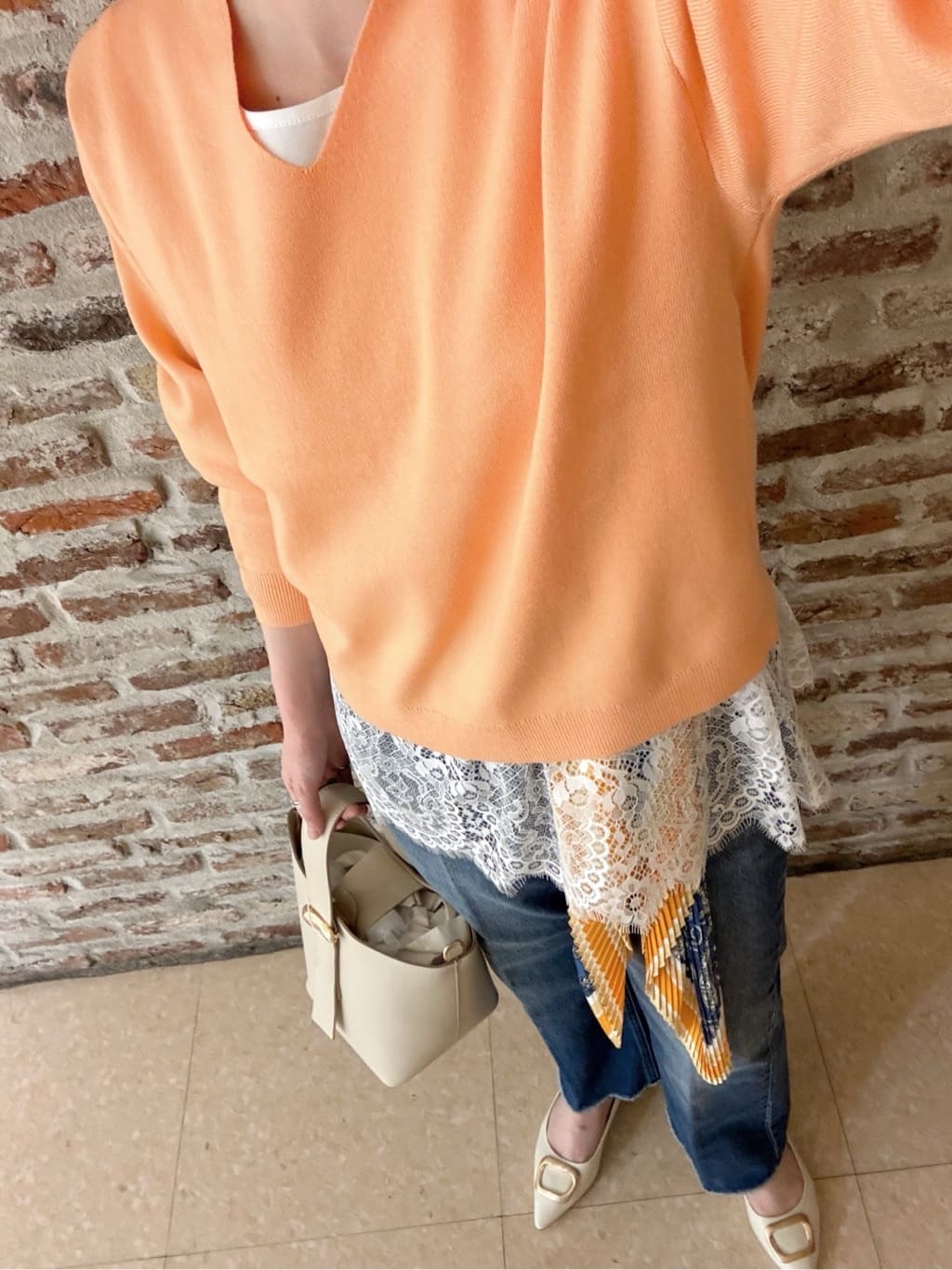 しばさんの「THE SHOP TK｜【S-XLサイズ/上品見えが叶う】Vネックニット/洗濯機OK」を使ったコーディネート