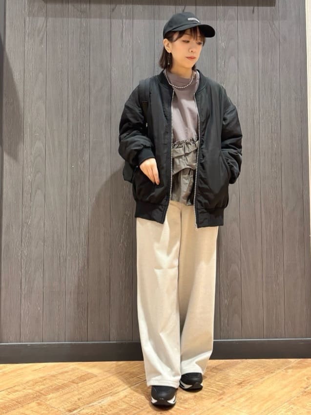 meiさんの「SHOO･LA･RUE｜【洗濯機可】ほんのり甘い アシンメトリーフリルの上品トップス」を使ったコーディネート