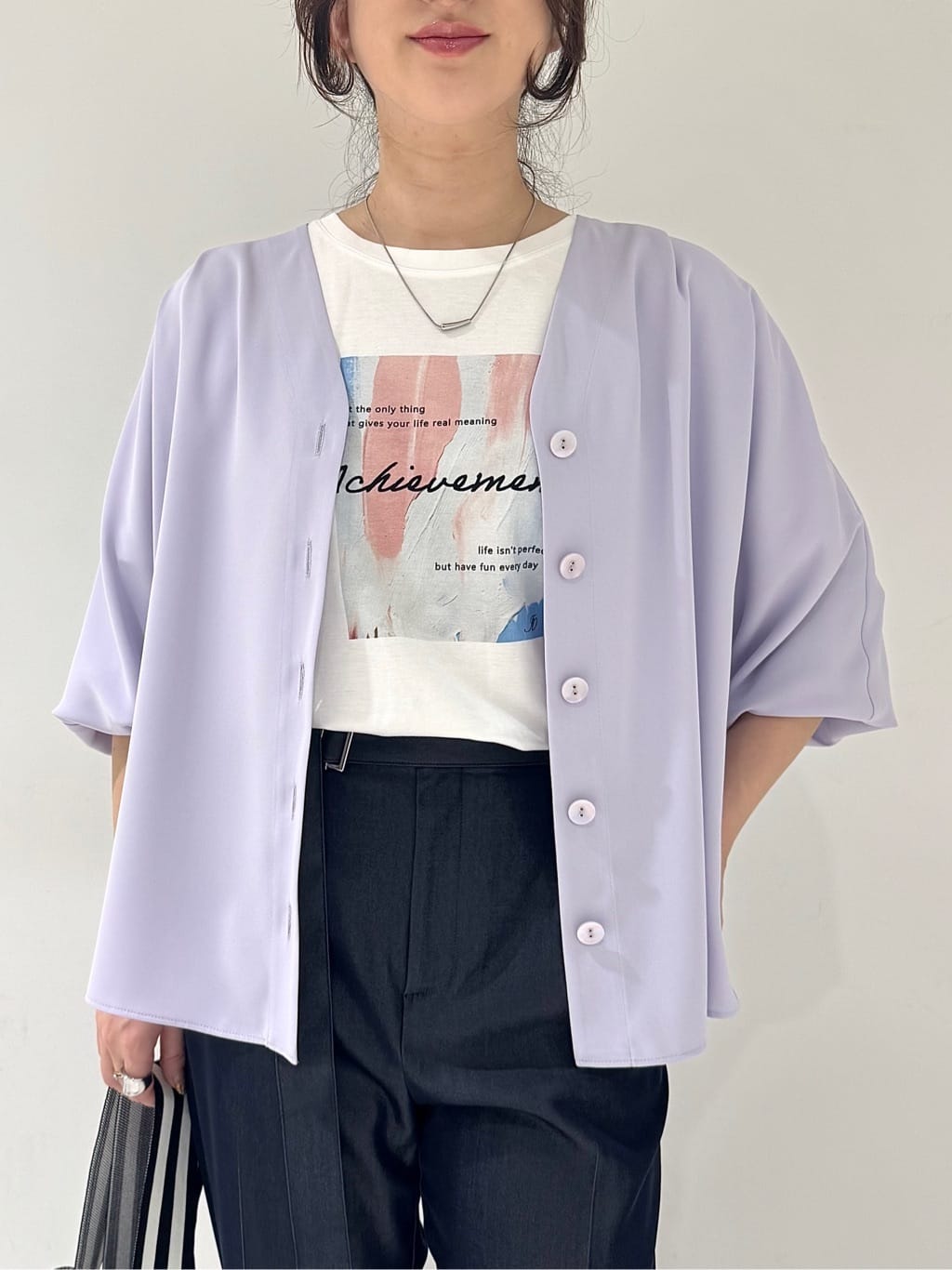 そんさんの「INDIVI｜【洗える／UVケア／マットサテン】Vネックドルマンスリーブブラウス」を使ったコーディネート