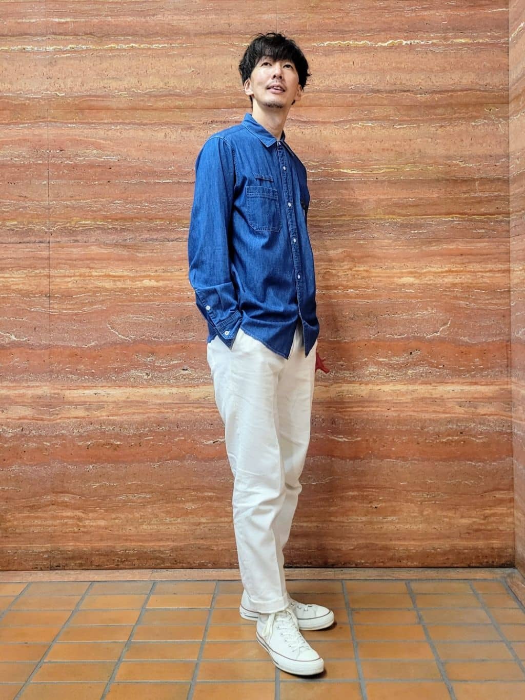 piroyaさんの「TAKEO KIKUCHI｜【BOWLER HAT LABEL】Tエンブレム デニムシャツ」を使ったコーディネート