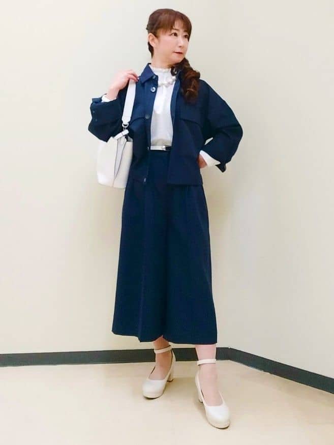 花さんの「Reflect｜【接触冷感】フリルネックサテンジャカードブラウス」を使ったコーディネート