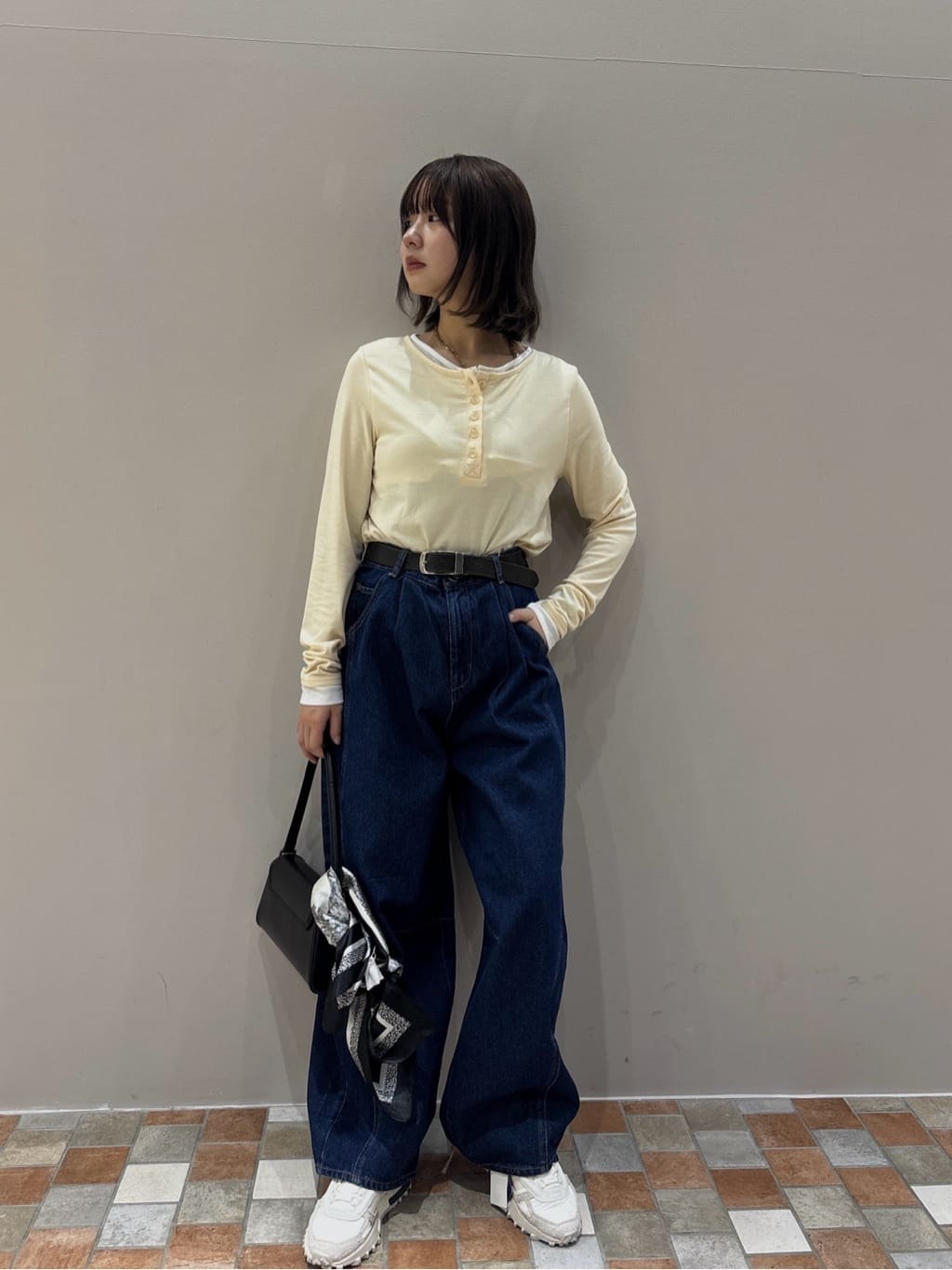 みゆさんの「INDIVI｜バイカラーヘンリーネックカットソー」を使ったコーディネート