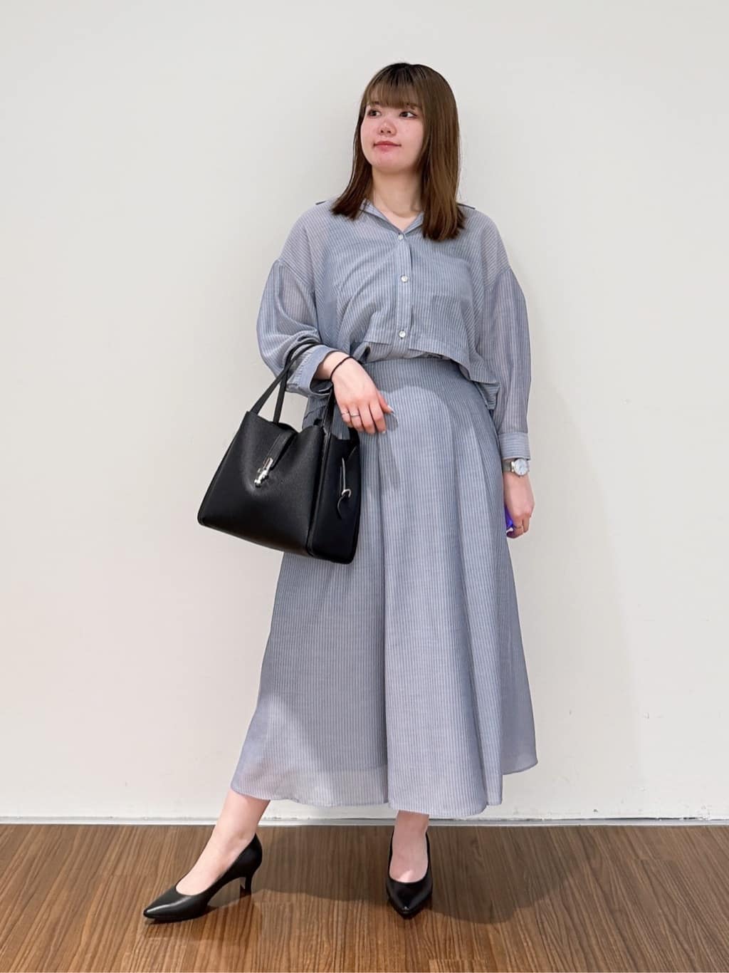 emikaさんの「INDIVI｜【接触冷感／洗える／2WAY】ドロスト付 シアーシャンブレーシャツ」を使ったコーディネート