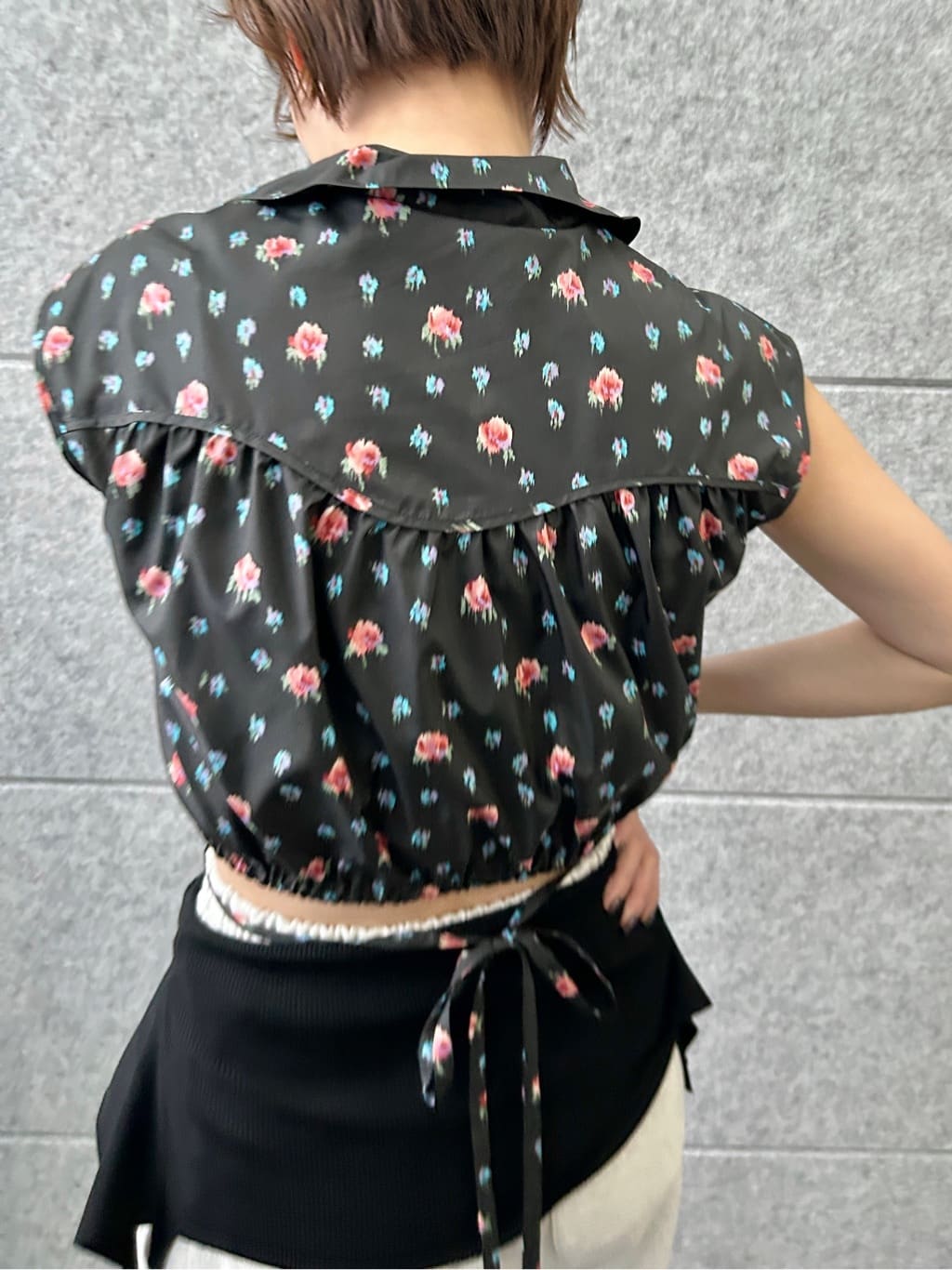 harunaさんの「CODE A｜flower Vneck pullover」を使ったコーディネート