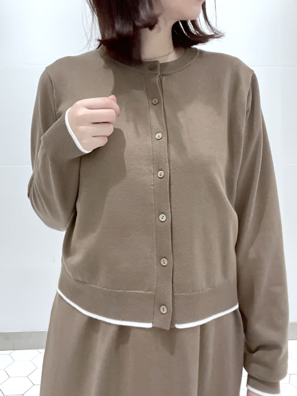 Makinoさんの「Dessin｜【2点セット・洗える】ニットカーディガン&times;ノースリーブワンピース」を使ったコーディネート
