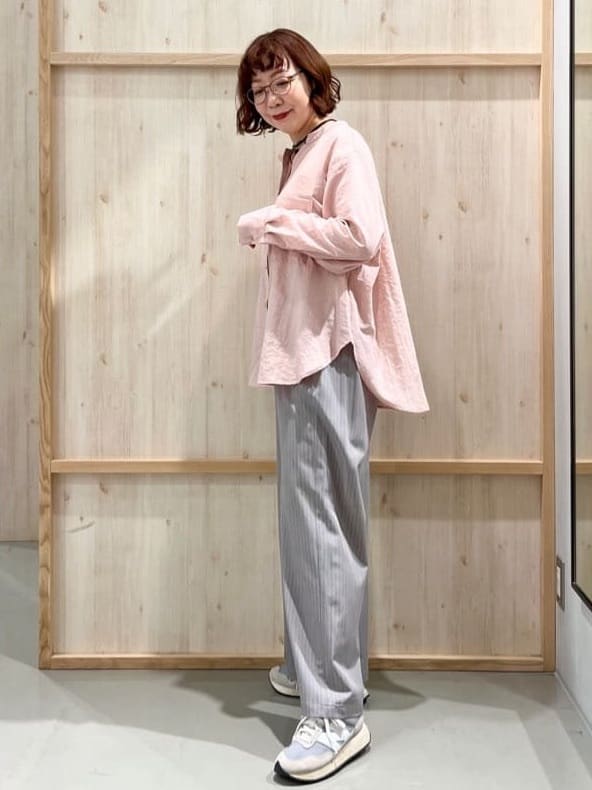 nakoさんの「THE SHOP TK｜【刻みネックですっきり見え】Wポケット金ボタンシャツ」を使ったコーディネート